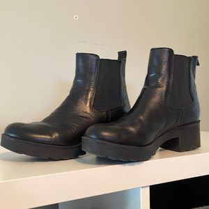 Genuine leather black staple Chelsea boots